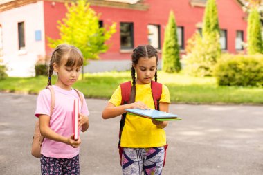 iki küçük çocukla beraber okula