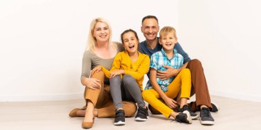 Beyaz bir arka planda çocuklu aile