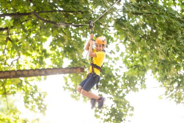 Ağaçlara tırmanan mutlu çocuk. Halat Parkı. Climber çocuğu. Erken çocukluk gelişimi. Roping Parkı. Denge kiriş ve halat köprüler. Halat Park-tırmanış merkezi