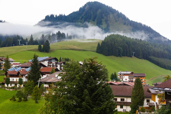 Avrupa Alpleri'nde köy — Stok fotoğraf
