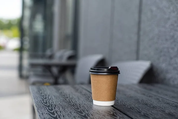 Två koppar varm choklad eller kaffe på bordet i caféet, närbild — Stockfoto