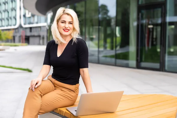 Jovem Mulher Com Laptop Fora — Fotografia de Stock