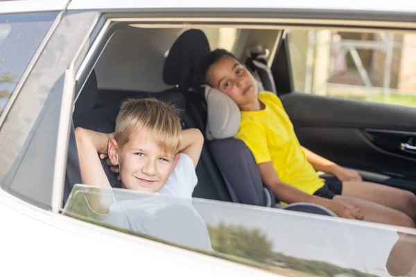 Милые дети в машине, мальчик и девочка в машине. — стоковое фото