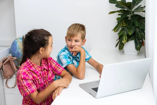 Дети играют с ноутбуком дома — стоковое фото