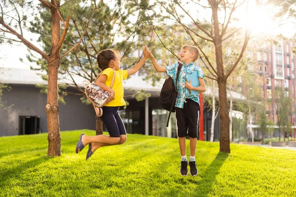 Basisschool kinderen plezier buitenshuis — Stockfoto