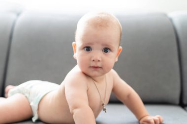 Bebek çocuk beyaz güneşli yatak odasında. Yeni doğan çocuk yatakta rahatlatıcı. Genç çocuklar için kreş