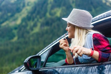 Kadın bir araba pencereden kafa ile