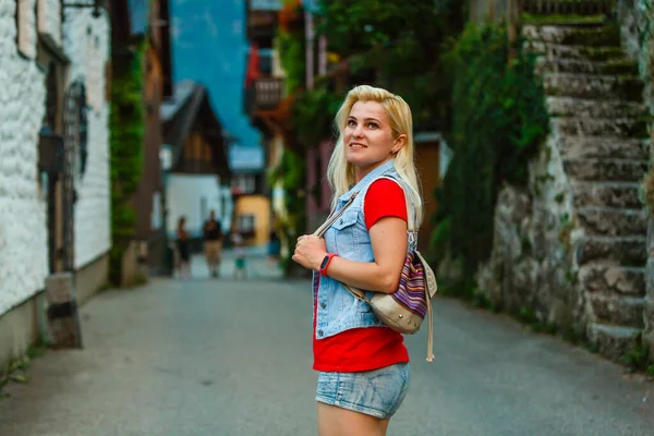 Mulher turista andando na rua, estilo de moda de verão, viajar para a Europa — Fotografia de Stock