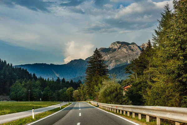 Straßenwendemanöver in den Bergen, Alpen Hintergrund — Stockfoto