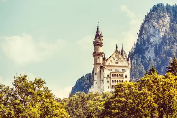 德国巴伐利亚西南部Fussen附近一座陡峭的悬崖上，为路德维格二世国王建造的19世纪罗曼式复兴宫，是闻名世界的新石器城堡 — 图库照片