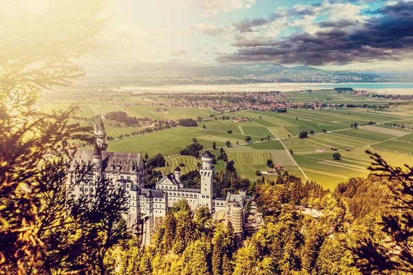 Воздушный вид на замок Нойштайнер в осенний сезон. Дворец расположен в Баварии, Германия. Нойшванштайн замок один из самых популярных дворцов и туристических направлений в Европе и мире . — стоковое фото