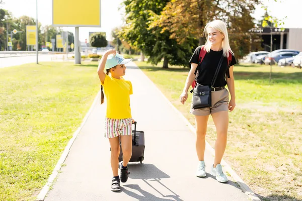 Madre e hija con maleta. Personas, viajes, familia, concepto de estilo de vida —  Fotos de Stock