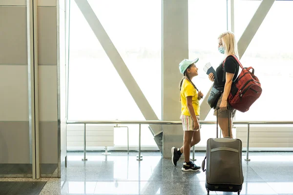 Mãe feliz e filha no aeroporto viajando juntos — Fotografia de Stock