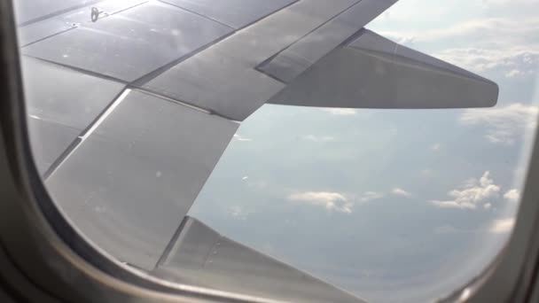 Mooie wolk en vleugel van vliegtuig van raam met een mooie blauwe hemel. — Stockvideo