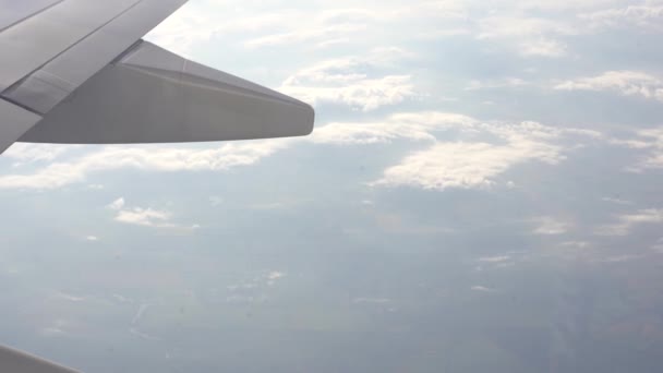 Mooie wolk en vleugel van vliegtuig van raam met een mooie blauwe hemel. — Stockvideo