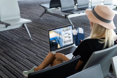 dizüstü bilgisayar kullanan airport adlı genç bir kadın