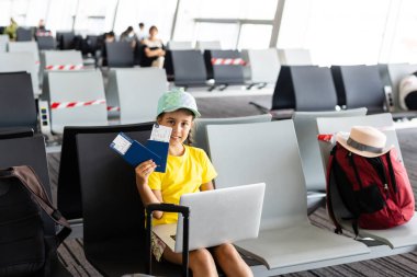 Havaalanında dizüstü bilgisayar kullanan güzel bir kız.