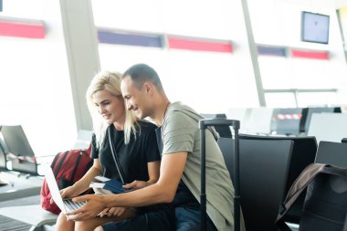Akıllı çalışma ve dijital göçebe. Alternatif ofis kavramı birkaç Kafkasyalı ile havaalanında uçuş sırasında telefon aygıtı ve dizüstü bilgisayar kullanır.