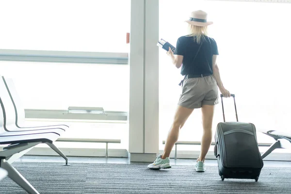 Junge Frau zieht Gepäck am Flughafen, Nahaufnahme sexy Beine — Stockfoto