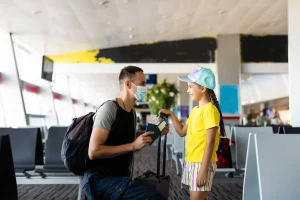 Excitada niña con su padre en el aeropuerto después de una larga espera —  Fotos de Stock