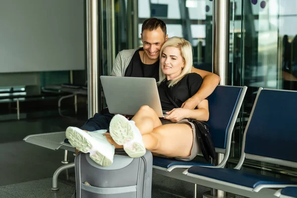 Trabajo inteligente y nómada digital. alternativa dondequiera que el concepto de oficina con un par de personas caucásicas utilizan el dispositivo de teléfonos y computadora portátil durante los viajes en avión en el aeropuerto. — Foto de Stock