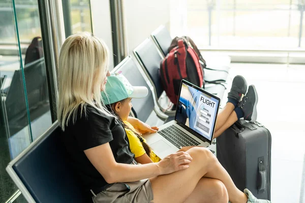 Madre hija con laptop aeropuerto —  Fotos de Stock