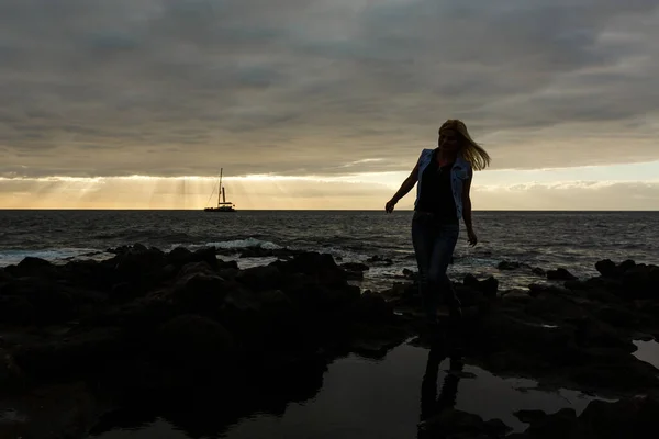 Frauen auf Vulkangestein und blauem Meer mit Wellen, weißem Schaum und Vulkangestein. Kanarische Inseln. Die herrliche Küste des Atlantiks — Stockfoto