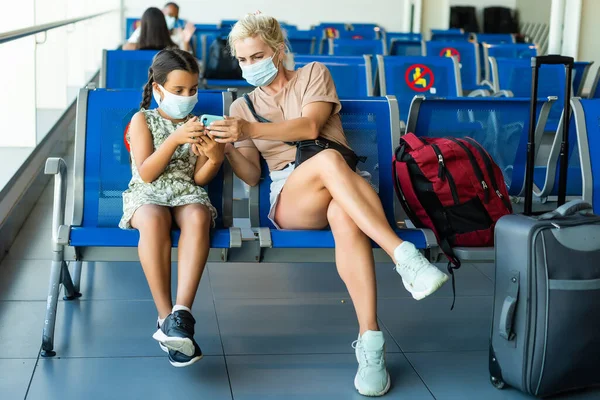 Ευτυχισμένη μητέρα και κόρη στο αεροδρόμιο ταξιδεύουν μαζί — Φωτογραφία Αρχείου