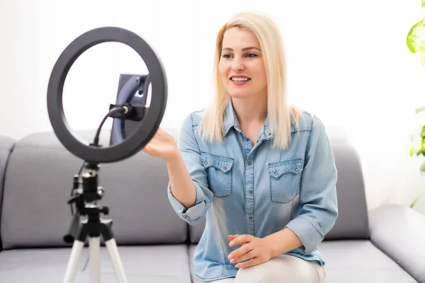 Bloguera mujer graba vídeo con lámpara redonda — Foto de Stock