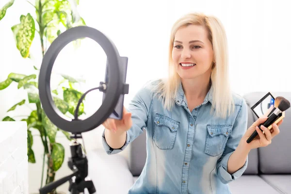 Bloggare kvinna spelar in video med runda lampa — Stockfoto