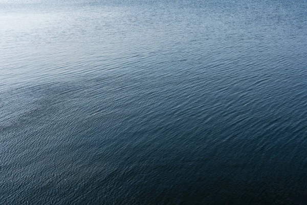 Superficie del agua, fondo del río, fondo azul — Foto de Stock
