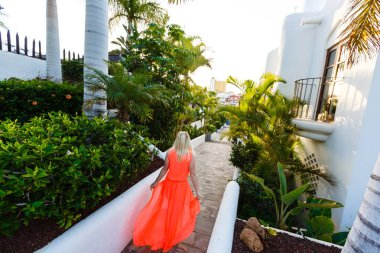 Güzel ve genç birbayan rahatlatıcı lüks otel. Rahat ve doğal olarak yaz tatili çok güzel duygu.