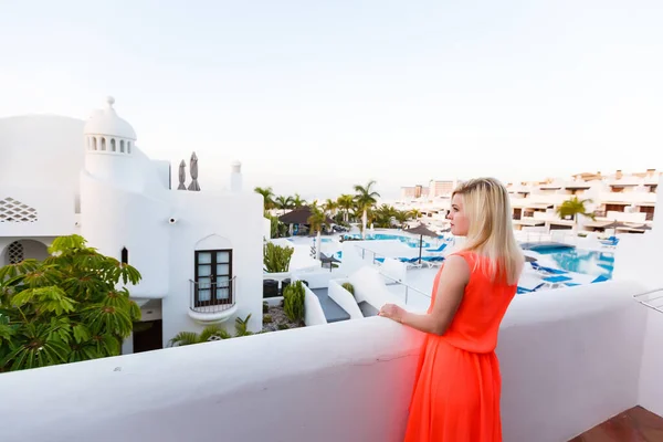 Jonge aantrekkelijke vrouw chillen in het toeristische resort — Stockfoto