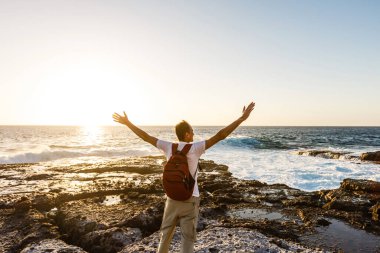 İnsan tek başına denizin ve dağların tadını çıkarır. Seyahat yaşam tarzı macerası. Yaz tatilleri vahşi doğa.