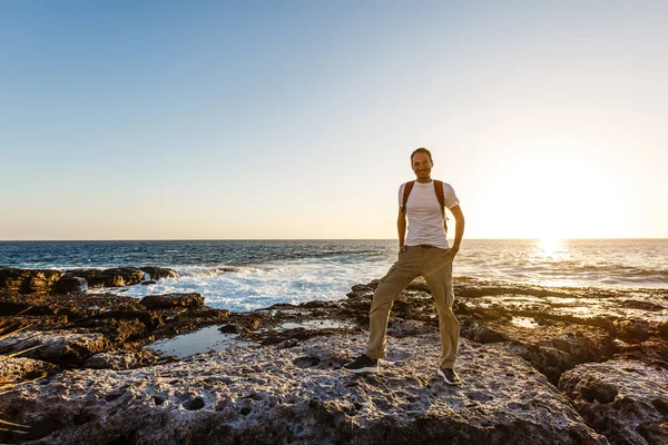 Mann allein genießen Meer und Berge Blick Reisen Lebensstil Abenteuer Outdoor-Sommerurlaub wilde Natur — Stockfoto