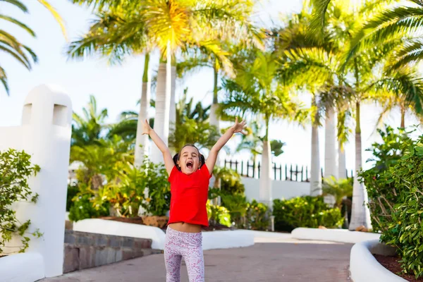 Bambina cammina vicino a palme, vacanza — Foto Stock