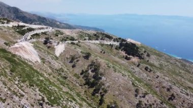 Arnavutluk 'taki Llogara geçidinde dağlarda yol.