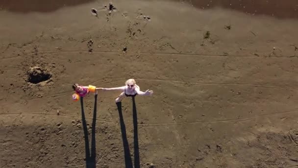 Madre e hija jugando en la playa de arena — Vídeos de Stock