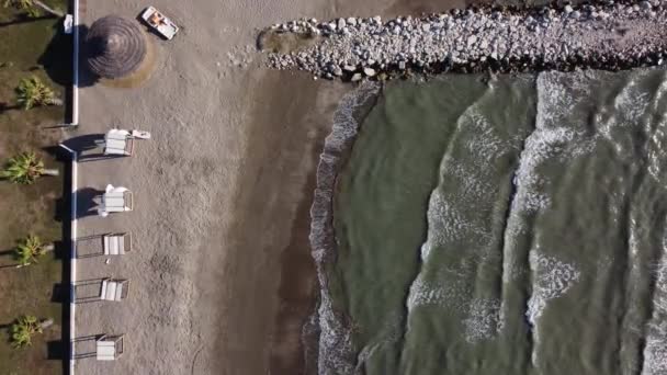 Vista aérea para a praia de areia de Durres com espreguiçadeiras e guarda-sóis durante o nascer do sol de manhã cedo — Vídeo de Stock