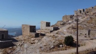 Akdeniz, Girit, Yunanistan 'daki dağların zirvesinde hareket halindeki değirmenler