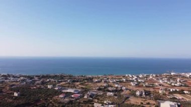 Girit 'te Deniz, Dağ, Zeytin Ağaçları ve Evlerle Havadan Gelen Yunan manzarası. Yaz Tatil ve Turizm Merkezi.