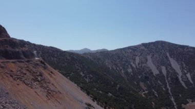 Yunanistan 'ın Girit kentindeki yüksek ve görkemli dağların derin mavi gökyüzü ve dağ siluetleriyle güzel hava izleme görüntüleri.