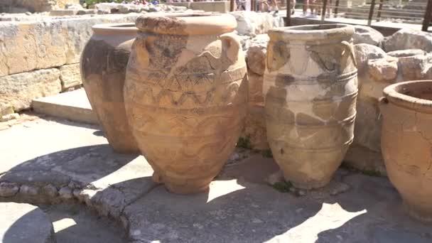 Τηλεφακό βολή από την βόρεια είσοδο το Μινωικό Παλάτι της Κνωσού στο Ηράκλειο, Κρήτη, Ελλάδα με την φόρτιση τοιχογραφία του Ταύρου. Κνωσός είναι τον μεγαλύτερο αρχαιολογικό χώρο της εποχής του χαλκού στην Κρήτη. — Αρχείο Βίντεο