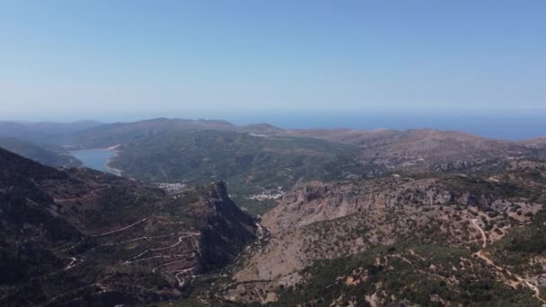 希腊克里特岛高耸雄伟的山脉的美丽的空中跟踪镜头- -有着深蓝色的天空和山脉的轮廓 — 图库视频影像