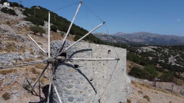 Ancien moulin à vent dans Golyazi bursa et sa structure principale en pierre et avec hélice en bois avec magnifique ciel bleu et fond d'arbres verts pendant le printemps — Video