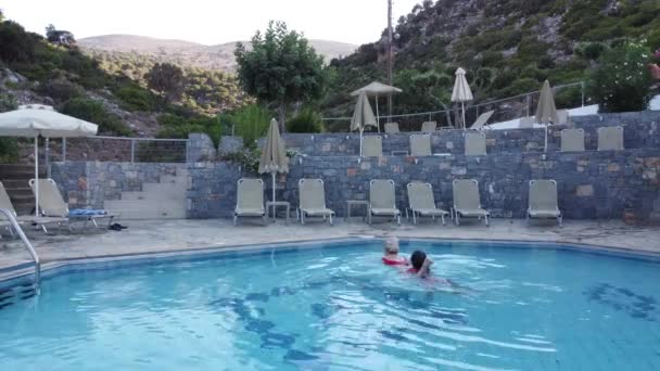 Mor och dotter spelar i en pool — Stockvideo