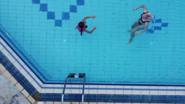 Kızının Yüzme Havuzu ile güzel kadın — Stok video