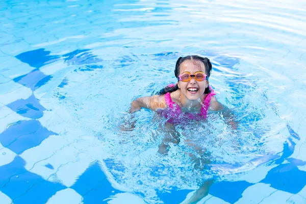 Fille heureuse dans la natation en maillot de bain — Photo