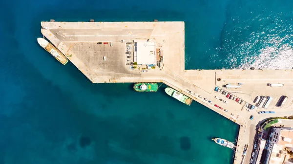 Agios Nikolaos. - Kreta. Grekland. Byggnader på stranden av Voulismeni sjön och båtar vid piren — Stockfoto