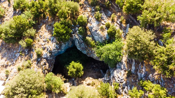 Печерний вхід у скелі — стокове фото